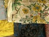 de nombreux tissus différents étalés sur une table
