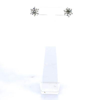 deux flocons de neige posés sur une table blanche