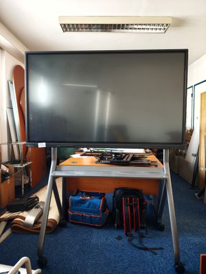 un grand téléviseur à écran plat posé sur un meuble dans une pièce