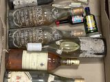 plusieurs bouteilles de vin dans une caisse sur la table
