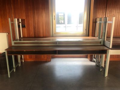 une longue table dans une pièce avec une fenêtre en arrière-plan