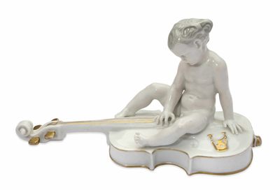 une figurine représentant un garçon assis sur un violon
