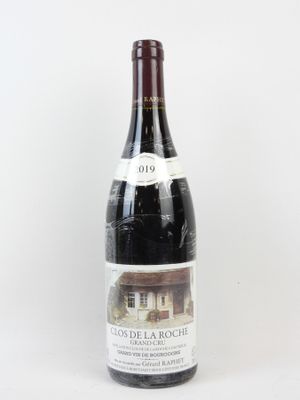 une bouteille de vin posée sur une table