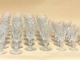 un grand nombre d'objets en verre posés sur une table