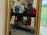 un miroir posé par terre devant une fenêtre