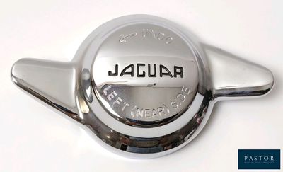 un gros plan sur l'emblème d'un jaguar sur une surface blanche