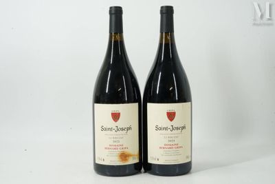 deux bouteilles de vin posées l'une à côté de l'autre sur une table