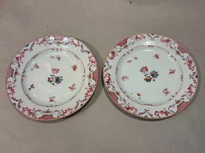 deux assiettes ornées de motifs floraux sont posées sur une table