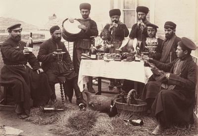 un groupe de personnes assises autour d'une table avec de la nourriture