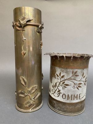 paire de vases anciens en laiton ornés de motifs décoratifs