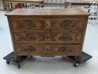 une commode en bois sur roulettes dans une pièce