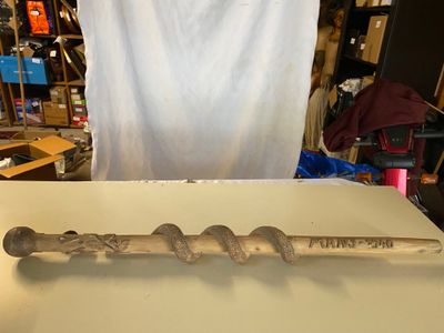 une batte de baseball posée sur une table dans une pièce