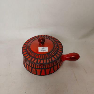 une image représentant une boîte rouge et noire sur laquelle est apposée une étiquette