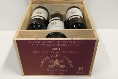 trois bouteilles de vin dans un coffret en bois