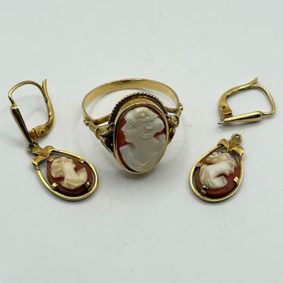 trois bijoux, dont une bague, une broche et une broche