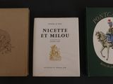 trois livres posés les uns à côté des autres sur une table à la surface noire