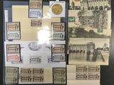 une photo montrant une collection de vieilles cartes postales et de timbres