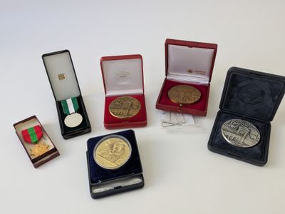 cinq médailles et une médaille dans un écrin posé sur une table