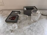 une table en marbre sur laquelle se trouvent deux verres et une boîte