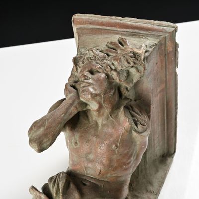 statue d'un homme tenant un livre entre ses mains
