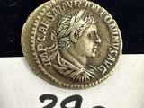 un gros plan d'une pièce de monnaie posée sur une feuille de papier