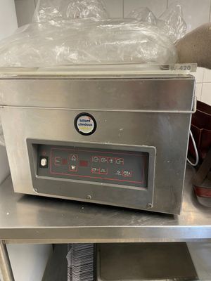 un appareil qui est posé sur une étagère dans la cuisine