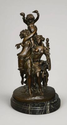 statue en bronze représentant une femme tenant un enfant et un chien, posée sur un socle en marbre