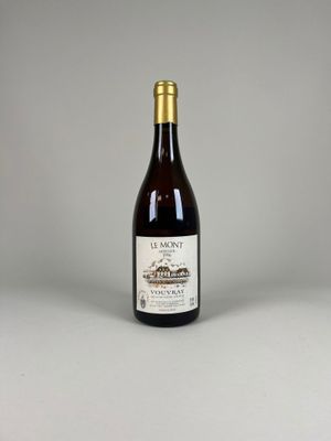 une bouteille de vin posée sur une table blanche