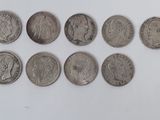 six types de pièces différents sont disposés en rangée sur une surface blanche