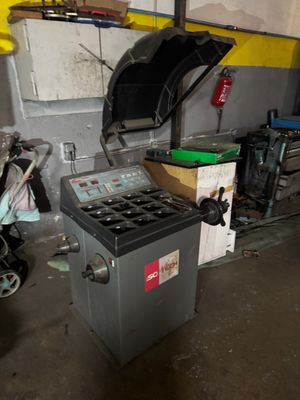 une machine qui se trouve à l'intérieur d'un garage