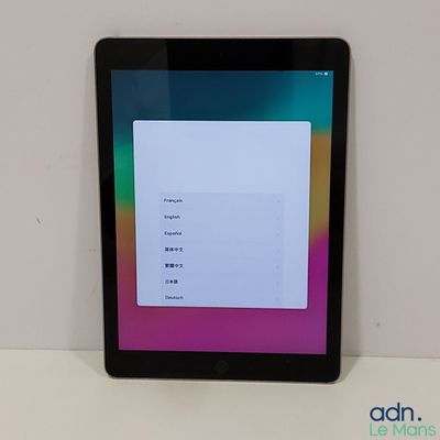 la tablette est posée sur une table avec un fond coloré
