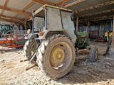 un tracteur qui est à l'arrêt dans la boue