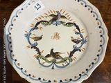 une assiette ornée d'un motif d'oiseau, posée sur une table