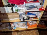 une armoire en bois sur laquelle sont posés plusieurs livres