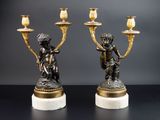 paire de candélabres en bronze et marbre, ornés de figures sur des socles en marbre