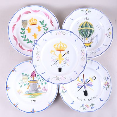 quatre assiettes à motifs différents sur une surface blanche