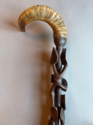 Afrique, canne en bois sculpté, orné de feuillages, le pomme…