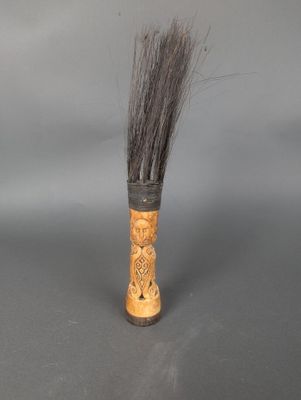 une image représentant un porte-brosse en bois muni d'un long manche