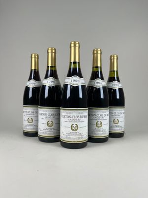 quatre bouteilles de vin sont alignées sur une table