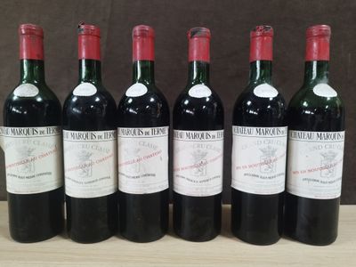 six bouteilles de vin sont alignées sur une table en bois