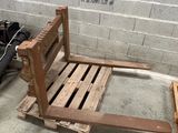 un lit en bois posé sur une palette dans une pièce