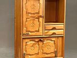 une armoire en bois avec deux tiroirs et une porte