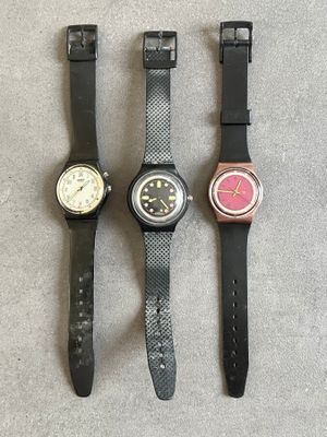 trois montres différentes posées les unes à côté des autres sur une table