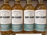 quatre bouteilles de whisky posées sur une étagère dans un magasin