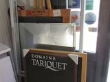 une pancarte indiquant « Domaine Tariquet » devant une porte