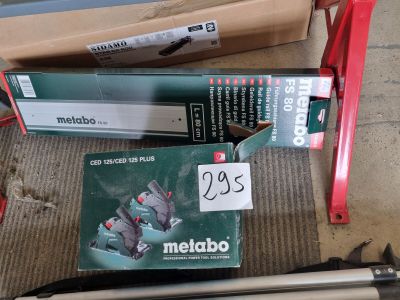 un grand nombre d'outils posés sur le sol