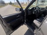une voiture garée sur le bord de la route, la portière ouverte