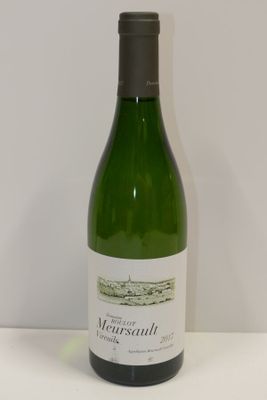 une bouteille de vin posée sur une table