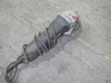 un parapluie cassé posé par terre sur le trottoir