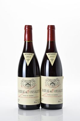 deux bouteilles de vin posées l'une à côté de l'autre sur une table